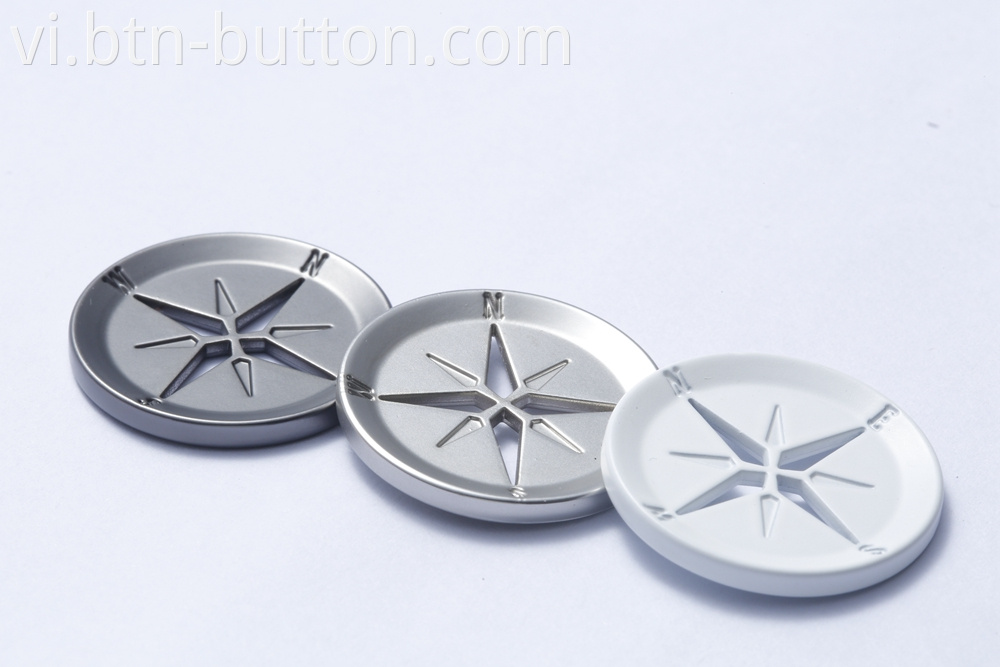 Non deformable metal buttons for coats